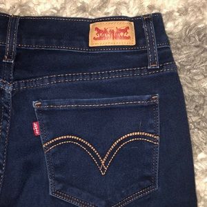 Dark wash skinny Levi’s.